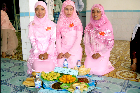 Thiếu nữ Chăm giới thiệu các món ăn dân tộc. Thiếu nữ Chăm giới thiệu các món ăn dân tộc.