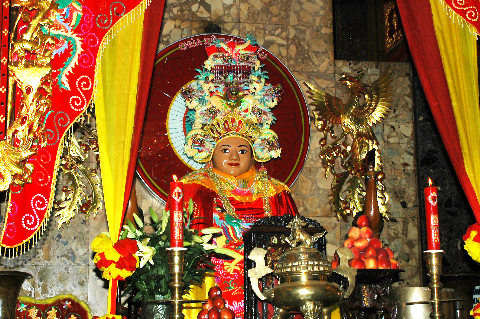 Tượng Bà Chúa Xứ núi Sam nơi chính điện. Tượng Bà Chúa Xứ núi Sam nơi chính điện.