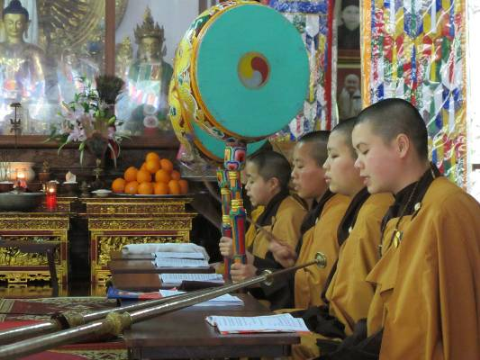 Một buổi hành lễ cầu an với dàn kèn đồng và trống rực rỡ rất đặc biệt mang đậm dấu ấn của phật giáo Mật tông. Một buổi hành lễ cầu an với dàn kèn đồng và trống rực rỡ rất đặc biệt mang đậm dấu ấn của phật giáo Mật tông.