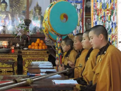 Một buổi hành lễ cầu an với dàn kèn đồng và trống rực rỡ rất đặc biệt mang đậm dấu ấn của phật giáo Mật tông.