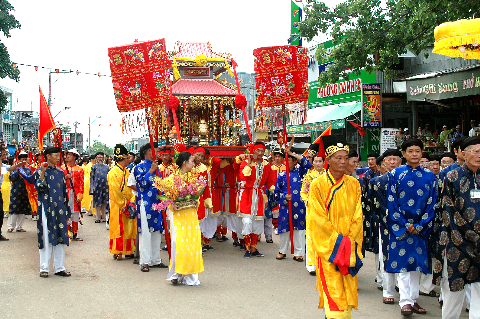 Lễ rước linh vị của Thoại Ngọc Hầu và phu nhân từ lăng sang miếu Bà Chúa Xứ. Lễ rước linh vị của Thoại Ngọc Hầu và phu nhân từ lăng sang miếu Bà Chúa Xứ.