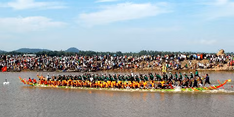 Đua ghe tại Kinh Trà Sư huyện Tịnh Biên nhân ngày lễ hội văn hóa du lịch Khmer Nam bộ năm 2011 tổ chức tại An Giang. Đua ghe tại Kinh Trà Sư huyện Tịnh Biên nhân ngày lễ hội văn hóa du lịch Khmer Nam bộ năm 2011 tổ chức tại An Giang.