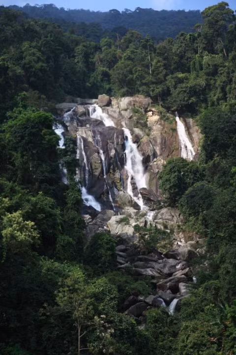 Cáp treo Tây Thiên được đưa vào hoạt động từ ngày 16/2 và sẽ khai trương vào dịp khai hội Tây Thiên ngày 15/2 âm lịch (tức 7/3). Núi rừng Tây Thiên và dòng Thác Bạc đẹp như mơ được chụp từ độ cao 200 mét của tuyến cáp treo.