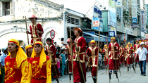 Quân lính đi cà kheo trong lễ hội đường phố kỷ niệm 180 năm ngày mất của Thoại Ngọc Hầu. Quân lính đi cà kheo trong lễ hội đường phố kỷ niệm 180 năm ngày mất của Thoại Ngọc Hầu.