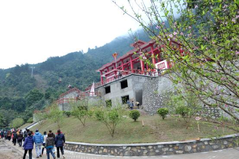 Du khách thập phương đổ về Tây Thiên thưởng ngoạn cảnh thần tiên khi mùa xuân về. Du khách thập phương đổ về Tây Thiên thưởng ngoạn cảnh thần tiên khi mùa xuân về.