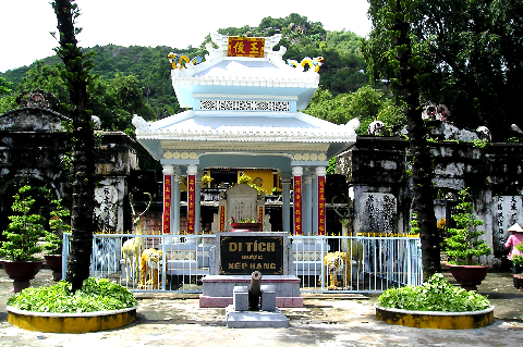 Lăng Thoại Ngọc Hầu dưới chân núi Sam lúc chưa trùng tu. Lăng Thoại Ngọc Hầu dưới chân núi Sam lúc chưa trùng tu.