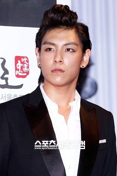 Đã từng là anh chàng mập mạp nhưng để trở thành thành viên của Big Bang, anh chàng Choi Seung Hun đã giảm cân để làm "thần tượng". T.O.P là nickname đàn anh Se7en dành cho Choi Seung Hun, nó có nghĩa là "đỉnh nhất". Và đúng như thế, hiện nay T.O.P là một trong những thần tượng toàn năng nhất và cũng kiếm tiền nhiều nhất Kpop. Anh chàng sở hữu vẻ ngoài nam tính, lạnh lùng nhưng bên trong là một trái tim trẻ thơ nồng ấm, nhiệt tình. Xem thêm: Sao Hàn nào mặc xấu nhất nửa đầu 2012? Đã từng là anh chàng mập mạp nhưng để trở thành thành viên của Big Bang, anh chàng Choi Seung Hun đã giảm cân để làm "thần tượng". T.O.P là nickname đàn anh Se7en dành cho Choi Seung Hun, nó có nghĩa là "đỉnh nhất". Và đúng như thế, hiện nay T.O.P là một trong những thần tượng toàn năng nhất và cũng kiếm tiền nhiều nhất Kpop. Anh chàng sở hữu vẻ ngoài nam tính, lạnh lùng nhưng bên trong là một trái tim trẻ thơ nồng ấm, nhiệt tình. Xem thêm: Sao Hàn nào mặc xấu nhất nửa đầu 2012?