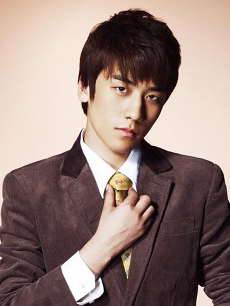 Trùng tên với người anh cùng nhóm - T.O.P nên Lee Seung Hyun cũng quyết định chọn cho mình một nghệ danh và Seung Ri là cái tên được gọi. Dù đã bước sang tuổi 22 nhưng dường như Seung Ri vẫn đang ở thời điểm chuyển giao giữa teen và người đàn ông thực thụ. Luôn cố tỏ ra "man", lạnh lùng nhưng tính khí của chàng trai này vẫn rất trẻ con! Xem thêm: Sao Hàn nào mặc xấu nhất nửa đầu 2012? Trùng tên với người anh cùng nhóm - T.O.P nên Lee Seung Hyun cũng quyết định chọn cho mình một nghệ danh và Seung Ri là cái tên được gọi. Dù đã bước sang tuổi 22 nhưng dường như Seung Ri vẫn đang ở thời điểm chuyển giao giữa teen và người đàn ông thực thụ. Luôn cố tỏ ra "man", lạnh lùng nhưng tính khí của chàng trai này vẫn rất trẻ con! Xem thêm: Sao Hàn nào mặc xấu nhất nửa đầu 2012?