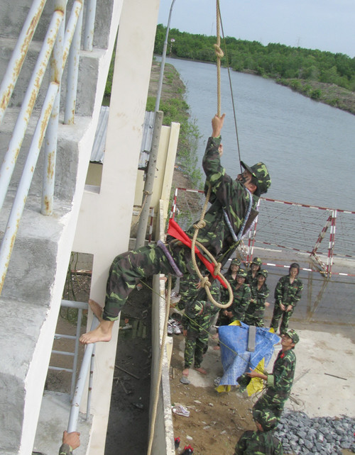 Đặc công đặc nhiệm đu đây vượt tường rào tấn công vào mục tiêu bị địch chiếm giữ - Ảnh: Q.LINH Đặc công đặc nhiệm đu đây vượt tường rào tấn công vào mục tiêu bị địch chiếm giữ - Ảnh: Q.LINH