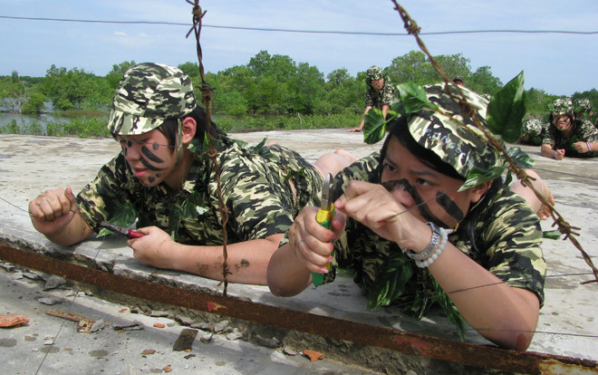 Đặc công bộ cắt kẽm mở đường để các lực lượng tiến vào đánh chiếm mục tiêu - Ảnh: Q.LINH Đặc công bộ cắt kẽm mở đường để các lực lượng tiến vào đánh chiếm mục tiêu - Ảnh: Q.LINH