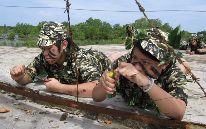 Đặc công bộ cắt kẽm mở đường để các lực lượng tiến vào đánh chiếm mục tiêu - Ảnh: Q.LINH