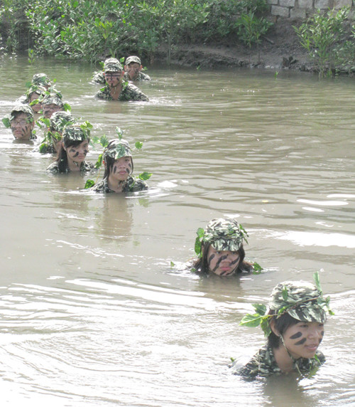 Đặc công bộ vượt đầm tiếp cận mục tiêu đang bị chiếm giữ - Ảnh: Q.LINH Đặc công bộ vượt đầm tiếp cận mục tiêu đang bị chiếm giữ - Ảnh: Q.LINH