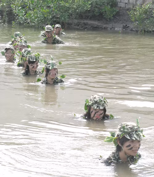 Đặc công bộ vượt đầm tiếp cận mục tiêu đang bị chiếm giữ - Ảnh: Q.LINH