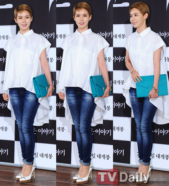 Những chiếc áo sơ mi trắng luôn được biến tấu vô cùng ấn tượng, lạ mắt mà không kém phần sexy. Những chiếc áo sơ mi trắng luôn được biến tấu vô cùng ấn tượng, lạ mắt mà không kém phần sexy.