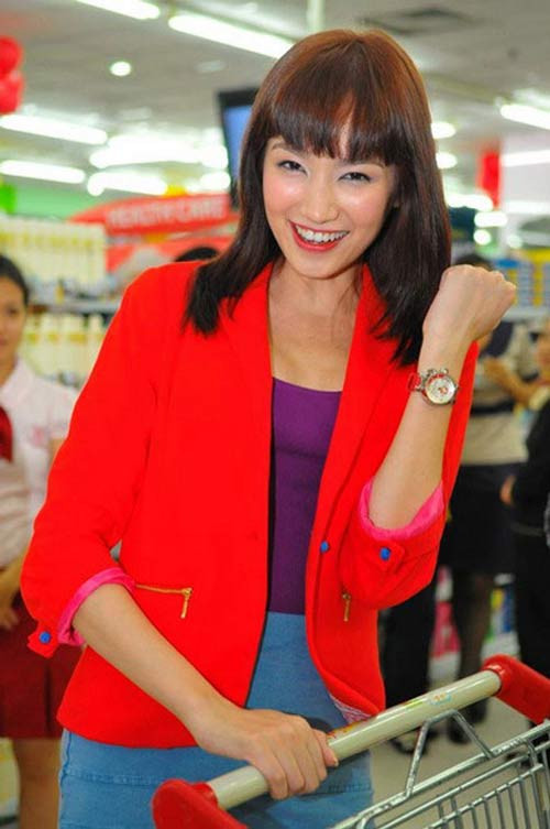 Trúc Diễm nhí nhảnh với trang phục đầy màu sắc. Trúc Diễm nhí nhảnh với trang phục đầy màu sắc.