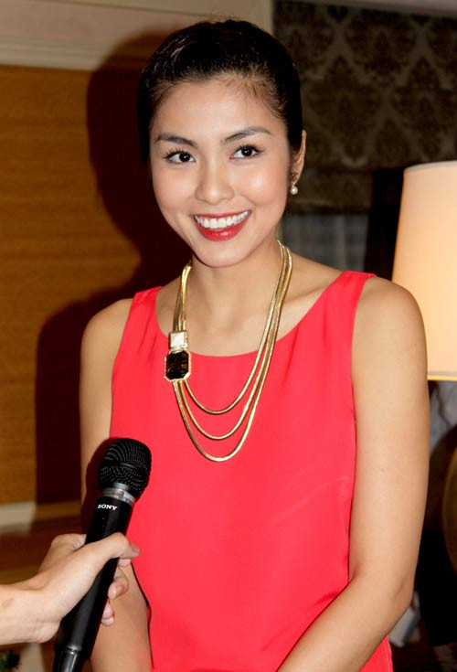 Tăng Thanh Hà diện chiếc váy đỏ trần tay... Tăng Thanh Hà diện chiếc váy đỏ trần tay...