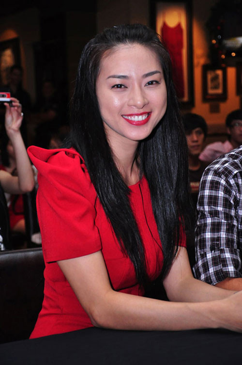 Ngô Thanh Vân đẹp điệu đà váy đỏ và tô son môi cùng tông màu. Ngô Thanh Vân đẹp điệu đà váy đỏ và tô son môi cùng tông màu.