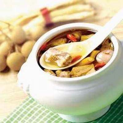 Chim bồ câu hầm hạt sen - món ăn tốt cho trí nhớ.