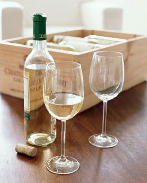 Tuy nhiên, rượu vang trắng xét về lâu dài lại tiềm ẩn nguy cơ mà hỏng hàm răng của bạn. Rượu trắng có tính axit cao, những axit này sẽ ăn mòn men răng, khiến răng dễ bị tổn thương nhất.