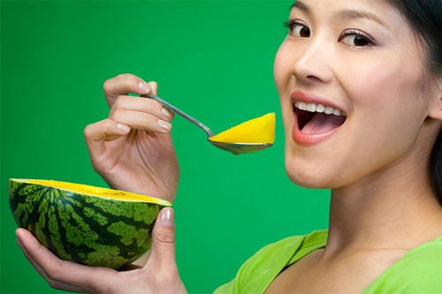 Ăn vặt vào ban đêm: Theo như kết quả của một cuộc nghiên cứu thực hiện năm 2010, những người có thói quen ăn vặt vào ban đêm thường bị mất răng nhiều hơn so với những người khác.