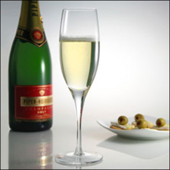 Uống rượu trắng: Mọi người có thể ngại uống rượu vang đỏ vì sợ nó sẽ để lại vết bẩn trên răng ngay sau khi uống, và họ thay thế bằng rượu vang trắng.