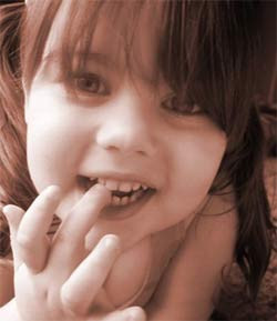 Cắn móng tay: Cắn móng tay là một thói quen xấu mà chúng ta nên từ bỏ ngay lập tức, vì nó không những làm hỏng móng tay mà còn có hại cho sức khỏe răng miệng.