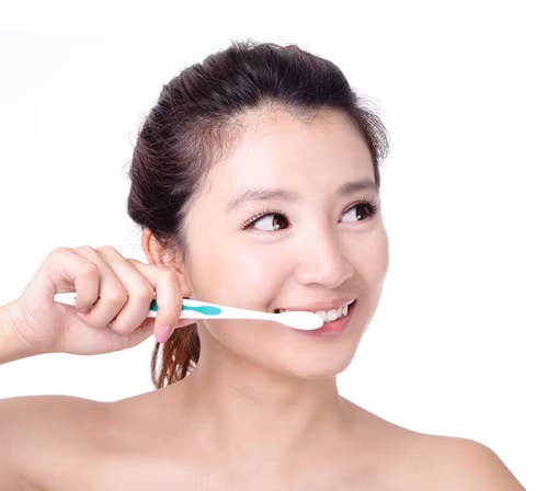 Đánh răng theo chiều ngang: Các chuyên gia khuyến cáo, cách chải răng tốt nhất giúp chúng ta ngăn ngừa các bệnh nha chu, nướu răng là chải theo đường tròn. Nếu bạn đánh răng theo chiều ngang, men răng sẽ bị mòn.