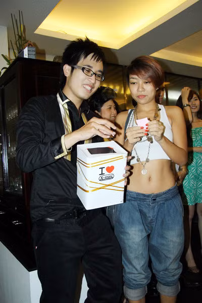 Thảo Trang khoe rốn với chiếc quần bò cá tính và chiếc áo lửng đi kèm phụ kiện. Xem thêm:Những chiếc cằm bỗng "biến hình" của Sao Việt