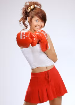 Minh Hằng khoe rốn xinh với bộ đồ đấm bốc khỏe khoắn. Xem thêm:Những chiếc cằm bỗng "biến hình" của Sao Việt