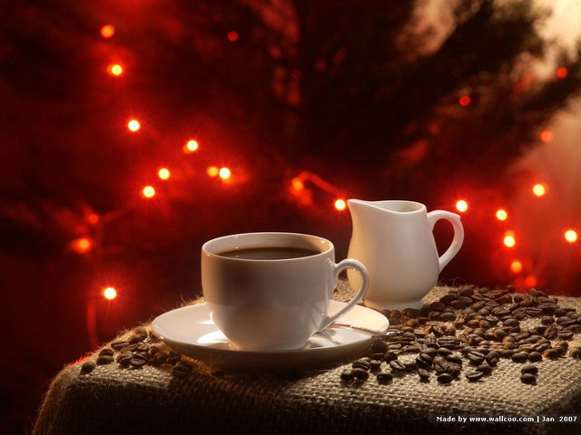 Cà phê: Cà phê có khả năng tăng cường việc chuyển hóa của cơ thể. Tuy nhiên, nếu việc giảm cân đang là mục tiêu của bạn thì nên hạn chế số lượng đường xuống dưới mức 15g/ngày. Trà xanh, trà đen, cà phê không đường- có thể là lựa chọn tối ưu cho bạn nhưng nên nhớ không nên dùng sau 15h để tránh hiện tượng mất ngủ. Xem thêm: Những lợi ích bất ngờ của quả lựu đối với sức khỏe