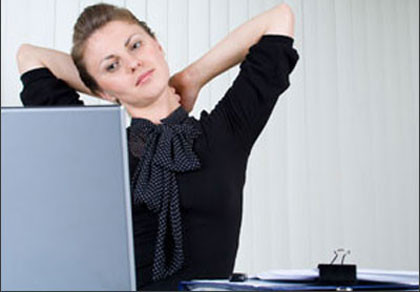 Chuyển động với một số khối cơ: Việc chuyển động các khối cơ sẽ giúp bạn đốt cháy lượng calo cao hơn gấp 12 lần so với các khối mỡ. Nếu bạn không thể đến phòng tập được thì hãy tranh thủ vận động các khối cơ trong khi đang ngồi. Ví như một hành động đơn giản là bạn hãy đặt chai nước xuống gầm bàn và mỗi lần cần uống buộc bạn phải nhoài người với tới nó. Xem thêm: Những lợi ích bất ngờ của quả lựu đối với sức khỏe