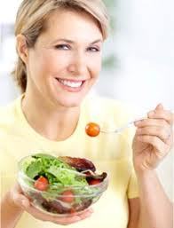 Ăn nhiều bữa trong ngày: Thực tế là cơ thể chúng ta sẽ sử dụng nhiều năng lượng hơn để tiêu hóa những phần nhỏ thức ăn được tiêu thụ qua nhiều lần trong ngày, hơn là những bữa ăn lớn. Xem thêm: Những lợi ích bất ngờ của quả lựu đối với sức khỏe