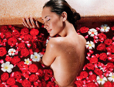 Giữ mát cơ thể: Khi cơ thể ở trong trạng thái mát hoặc lạnh, một cách tự nhiên, cơ thể sẽ sử dụng khá nhiều năng lượng để đưa nó trở về nhiệt độ cân bằng- và chính quá trình đó đã đốt cháy một lượng calo không nhỏ. Xem thêm: Những lợi ích bất ngờ của quả lựu đối với sức khỏe