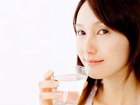 Uống nước là một cách bảo vệ răng rất quan trọng lại đơn giản nhất. Nó khiến hàm răng luôn sạch sẽ, giữ ẩm và kích thích sự tiết nước bọt. Uống nước sau khi ăn giúp lấy đi những chất tồn dư còn lưu lại trong miệng, không để cho vi khuẩn có cơ hội làm tổn hại răng.