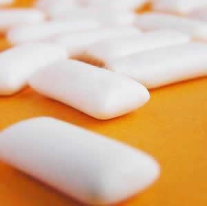 Kẹo cao su không đường – Ngăn ngừa sâu răng: Một nghiên cứu mới đăng trên Tạp chí Nghiên cứu Nha khoa của Mỹ cho thấy, việc nhai những chiếc kẹo cao su không đường giúp bảo vệ răng khỏi bị sâu. Nó có thể tăng lượng bài tiết nước bọt, giảm nồng độ axit trong miệng nên ngăn ngừa sâu răng. Hiệu quả này còn tồn tại một thời gian nữa sau khi đã thôi nhai kẹo cao su. Kẹo cao su không đường – Ngăn ngừa sâu răng: Một nghiên cứu mới đăng trên Tạp chí Nghiên cứu Nha khoa của Mỹ cho thấy, việc nhai những chiếc kẹo cao su không đường giúp bảo vệ răng khỏi bị sâu. Nó có thể tăng lượng bài tiết nước bọt, giảm nồng độ axit trong miệng nên ngăn ngừa sâu răng. Hiệu quả này còn tồn tại một thời gian nữa sau khi đã thôi nhai kẹo cao su.