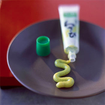 Mù tạt – Sát khuẩn: Thưởng thức món cá sống của Nhật Bản phải dùng thêm chút mù tạt, mục đích chủ yếu là sát khuẩn. Mù tạt tạo ra chất cay là do trong nó chứa một loại thành phần có tên là isothiocyanates. Trong những nghiên cứu của Nhật Bản cho thấy, isothiocyanates trong mù tạt có thể ức chế sự sinh sôi nảy nở của khuẩn cầu chuỗi biến hình. Mù tạt – Sát khuẩn: Thưởng thức món cá sống của Nhật Bản phải dùng thêm chút mù tạt, mục đích chủ yếu là sát khuẩn. Mù tạt tạo ra chất cay là do trong nó chứa một loại thành phần có tên là isothiocyanates. Trong những nghiên cứu của Nhật Bản cho thấy, isothiocyanates trong mù tạt có thể ức chế sự sinh sôi nảy nở của khuẩn cầu chuỗi biến hình.