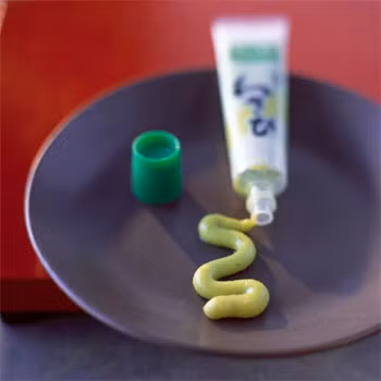 Mù tạt – Sát khuẩn: Thưởng thức món cá sống của Nhật Bản phải dùng thêm chút mù tạt, mục đích chủ yếu là sát khuẩn. Mù tạt tạo ra chất cay là do trong nó chứa một loại thành phần có tên là isothiocyanates. Trong những nghiên cứu của Nhật Bản cho thấy, isothiocyanates trong mù tạt có thể ức chế sự sinh sôi nảy nở của khuẩn cầu chuỗi biến hình.