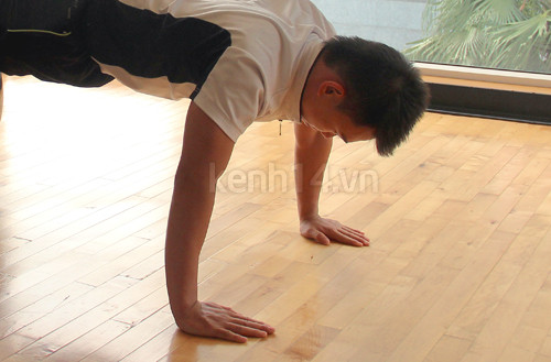 Tư thế sẵn sàng: 2 tay chống xuống đất, để thẳng, mở rộng vừa phải để giữ cho người cân bằng. Xem thêm: "Thần dược" chống say nắng mùa hè