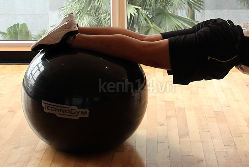 Chân để lên bóng sao cho mu bàn chân úp vào bóng. Xem thêm: "Thần dược" chống say nắng mùa hè