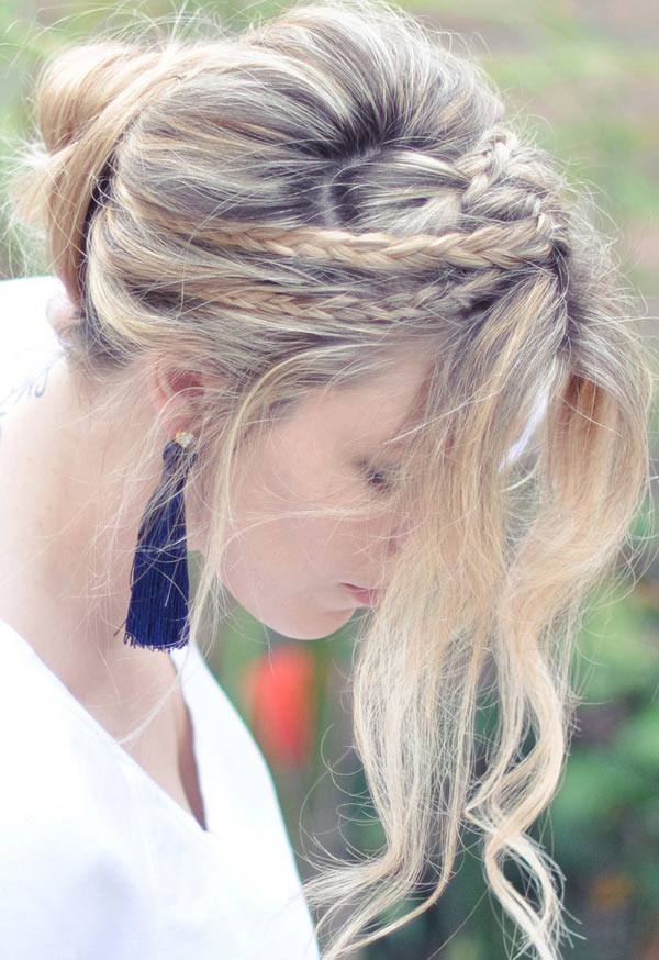 Vẫn là tóc búi, nhưng những lọn tết được trang trí nhã nhặn theo kiểu này khiến khuôn mặt của phái đẹp thêm quyến rũ hơn rất nhiều! Vẫn là tóc búi, nhưng những lọn tết được trang trí nhã nhặn theo kiểu này khiến khuôn mặt của phái đẹp thêm quyến rũ hơn rất nhiều!