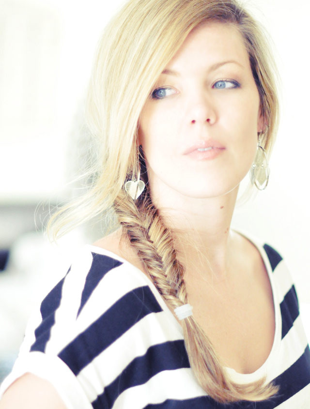 Để chừa lọn tóc ở phần mái, sau đó bạn túm hết phần đuôi tết thành sam xương cá vắt về phía trước. Mái tóc này rất phổ biến trong mùa xuân hè năm nay. Tuy nhiên, nó vẫn được coi là kiểu tóc được ưa chuộng nhất. Để chừa lọn tóc ở phần mái, sau đó bạn túm hết phần đuôi tết thành sam xương cá vắt về phía trước. Mái tóc này rất phổ biến trong mùa xuân hè năm nay. Tuy nhiên, nó vẫn được coi là kiểu tóc được ưa chuộng nhất.