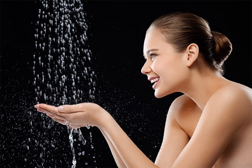 Tắm nước nóng: Hoạt động này cũng giống như tập thể dục, bởi tắm bằng nước nóng gần với thời gian đặt lưng xuống giường có thể khiến cơ thể lúc đó nóng lên hoặc đổ mồ hôi, vì thế sẽ bị khó ngủ. Lời khuyên ở đây là hãy để cơ thể nguội xuống trước khi đi ngủ. Xem thêm:Những thực phẩm không thể "kết đôi" cùng thịt lợn Tắm nước nóng: Hoạt động này cũng giống như tập thể dục, bởi tắm bằng nước nóng gần với thời gian đặt lưng xuống giường có thể khiến cơ thể lúc đó nóng lên hoặc đổ mồ hôi, vì thế sẽ bị khó ngủ. Lời khuyên ở đây là hãy để cơ thể nguội xuống trước khi đi ngủ. Xem thêm:Những thực phẩm không thể "kết đôi" cùng thịt lợn