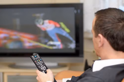 Xem tivi, lướt web: Các nghiên cứu đã chỉ ra rằng trước khi ngủ mà dán mắt vào màn hình có thể cản trở giấc ngủ ban đêm. Liệu xem tivi hay lướt web có là “thủ phạm”? Đúng thế, ánh sáng của màn hình có thể ngăn trở sự phát triển của melatonin, hormone thúc đẩy giấc ngủ. Vì vậy, dừng việc dùng máy tính xách tay và máy thu hình khoảng 1 giờ trước khi đi ngủ. Xem thêm:Những thực phẩm không thể "kết đôi" cùng thịt lợn