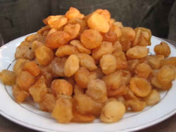 Long nhãn – Bổ huyết, lợi não: Theo kinh nghiệm lâm sàng của Đông y, long nhãn là vị thuốc bổ huyết, ích tâm, kiện tỳ, ích trí. Đem so sánh với táo tàu thì tác dụng chữa bệnh của long nhãn còn tốt hơn. Nó vừa bổ huyết lại có hiệu quả điều trị chứng mất ngủ do suy nghĩ, lo lắng quá nhiều, tâm trạng bứt rứt, hồi hộp. Xem thêm: Những điều cần tránh trước giờ đi ngủ