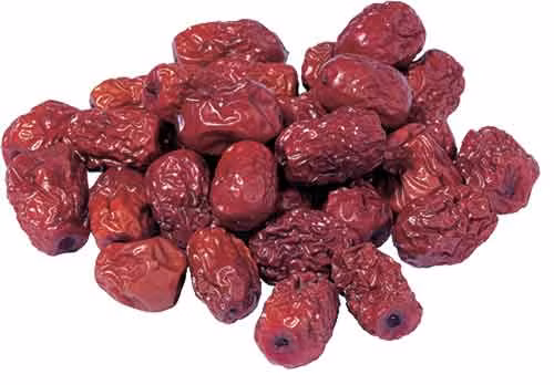 Táo tàu - Dưỡng sắc: Táo tàu rất giàu vitamin, fructose, và các axit amin khác nhau. Theo Y học Trung Quốc táo tàu giúp nuôi dưỡng máu, cải thiện lưu thông máu. Nhiều nghiên cứu dược học khác cho thấy táo tàu có chứa thành phần nhất định có thể làm tăng các tế bào hồng cầu trong máu. Không chỉ nâng cao chất lượng máu, táo đỏ còn có thể làm đẹp da. Xem thêm: Những điều cần tránh trước giờ đi ngủ