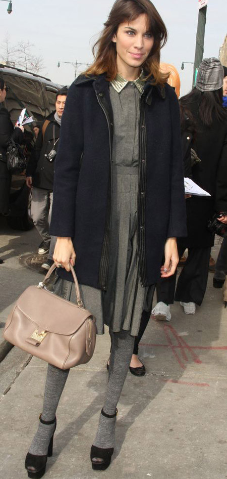 Quy tắc số 4: Bạn không nên mặc quần bó hoặc tất với giày hở mũi.