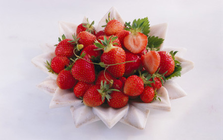 Vitamin C cùng các chất chống oxy hóa giúp giữ cho làn da của bạn trẻ trung. Giàu chất xơ nhưng lại chứa ít calo nên quả dâu tây cũng không khiến bạn tăng cân dù ăn nhiều.