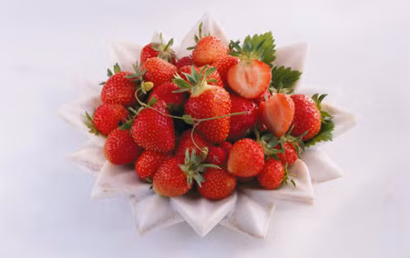 Vitamin C cùng các chất chống oxy hóa giúp giữ cho làn da của bạn trẻ trung. Giàu chất xơ nhưng lại chứa ít calo nên quả dâu tây cũng không khiến bạn tăng cân dù ăn nhiều.