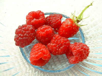 Quả mâm xôi: Một tách quả mâm xôi có 8 gam chất xơ và chỉ có 64 calo. Dặc biệt hơn, một số chất xơ trong quả mâm xôi còn có tác dụng đánh bay cholesterol, giúp bạn không còn nỗi lo mang tên "cân nặng".