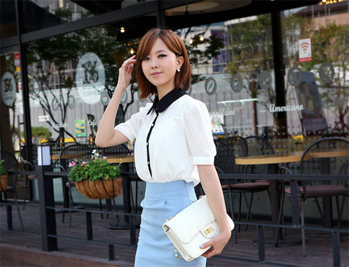 Những ngày chớm thu, thời tiết chưa quá lạnh bởi vậy mix áo tay lỡ cùng chân váy ôm sát gợi cảm hoặc chân váy xòe điệu đà là sự lựa chọn tuyệt vời dành cho cô nàng nữ tính.